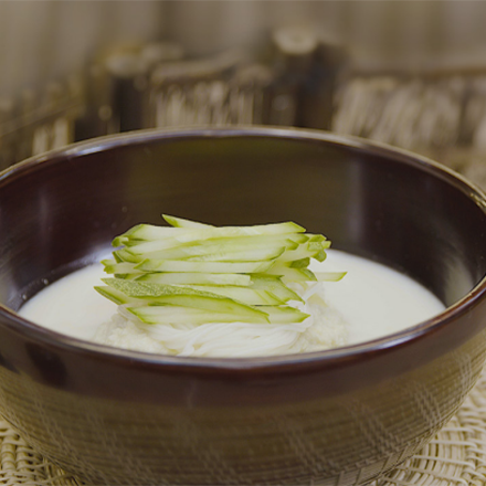 Kong-guksu (Nouilles dans un bouillon de soja froid)
