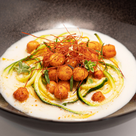 Croustillant de pois chiches épicés, vermicelles de courgettes couleurs, bouillon au lait d’amande