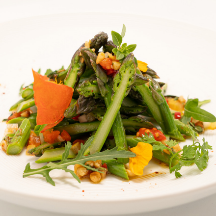 Fines asperges vertes, sauce vierge, herbes et fleurs du printemps